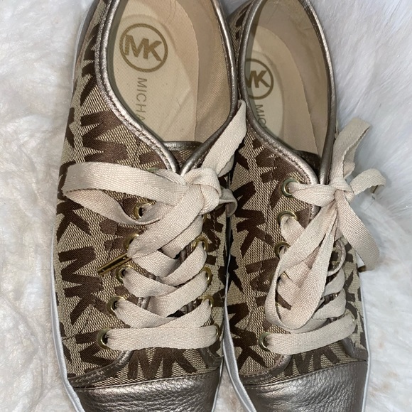 ⭐️SOLD⭐️ Michael Kors Sneakers 👟 - Picture 2 of 5